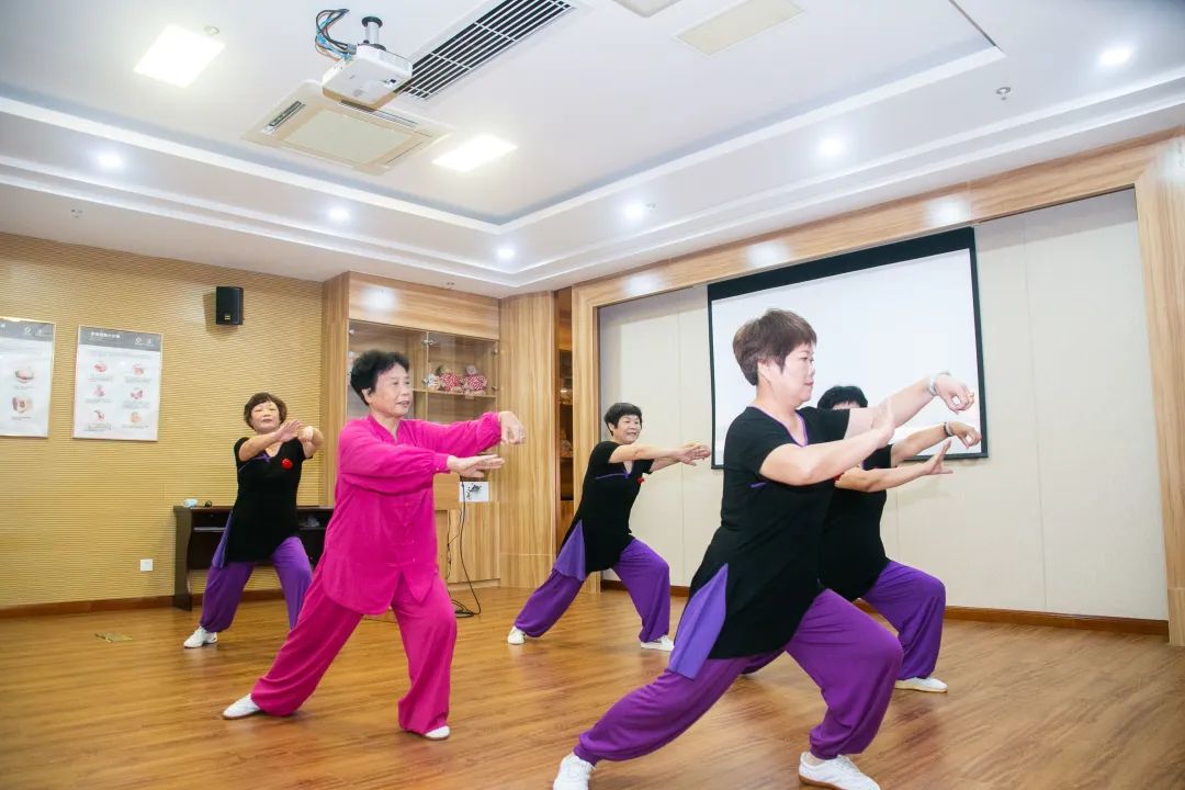 不负时光之约丨今日，吴秀萍与姐妹们共享夏日美好！