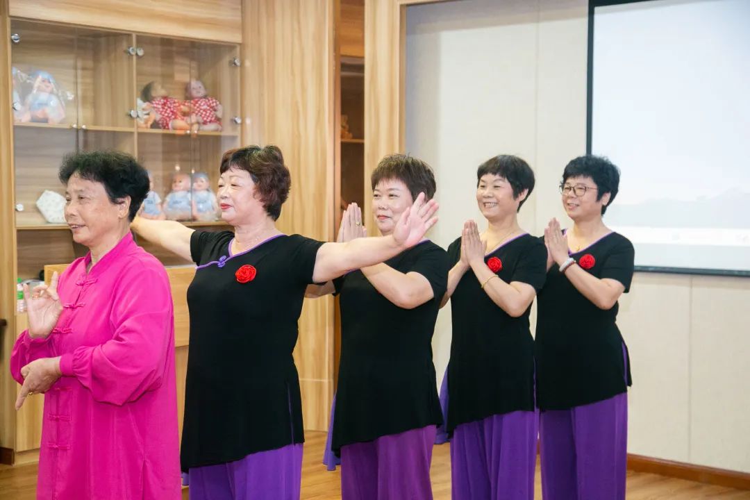 不负时光之约丨今日，吴秀萍与姐妹们共享夏日美好！