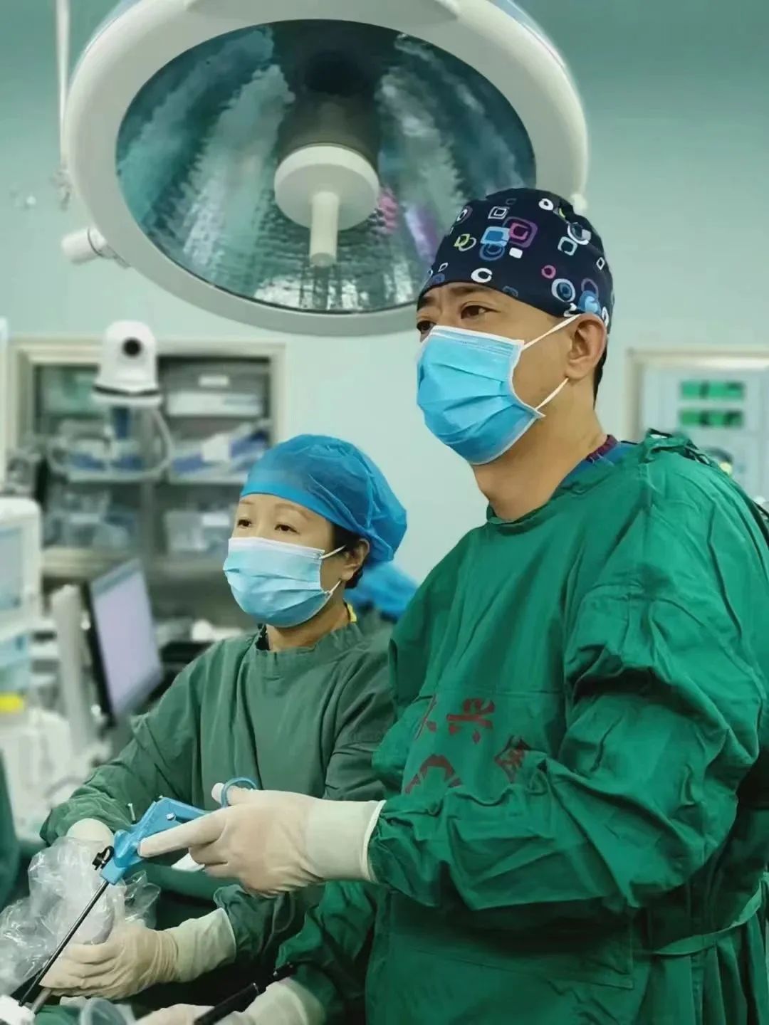 23 岁女孩莫名大肚以为长胖,医生:肚子里有个「大水球」