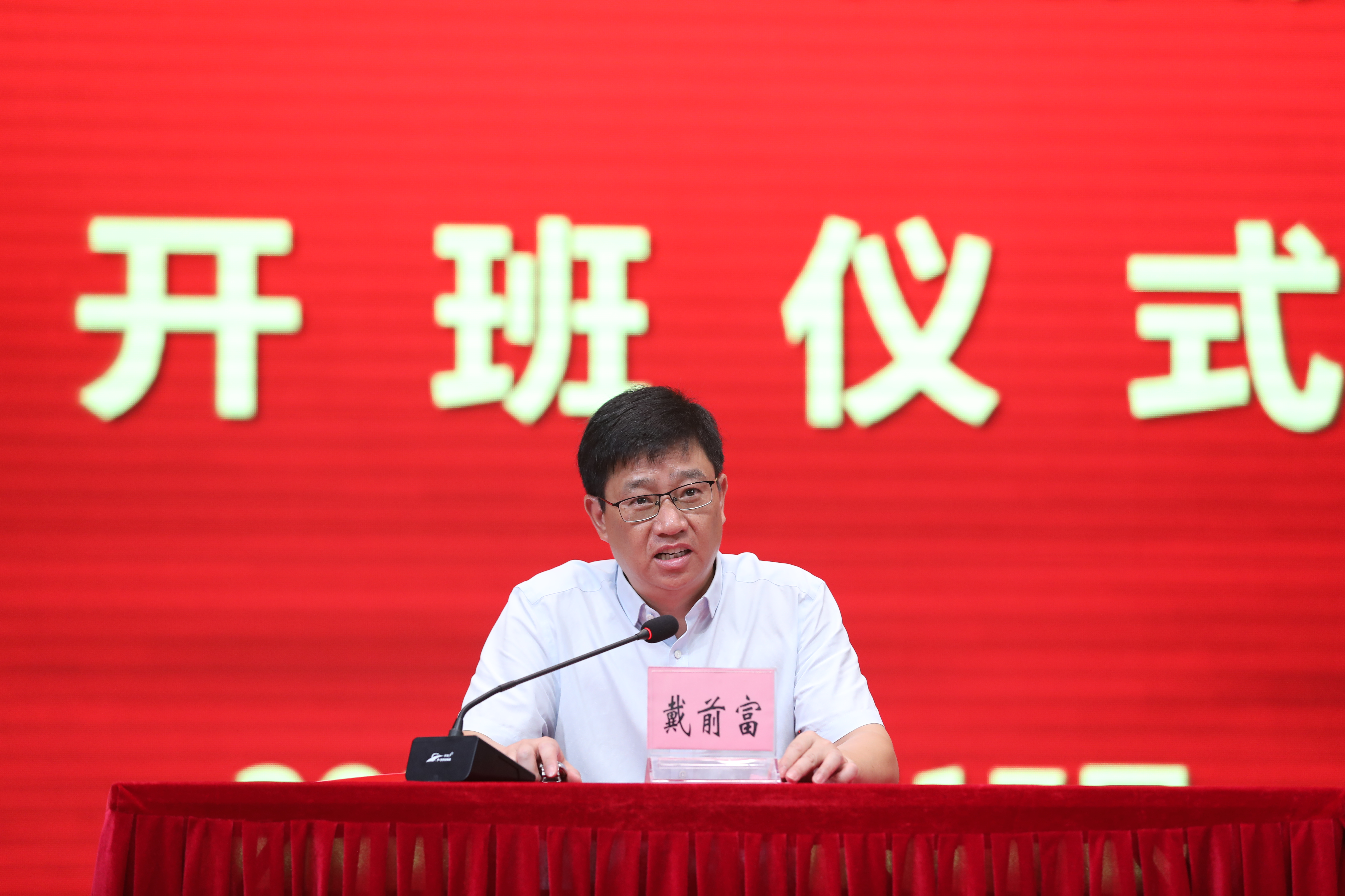 自治区南溪山医院党委举办主题教育辅导班,为临床一线专家「充电蓄能」促提升