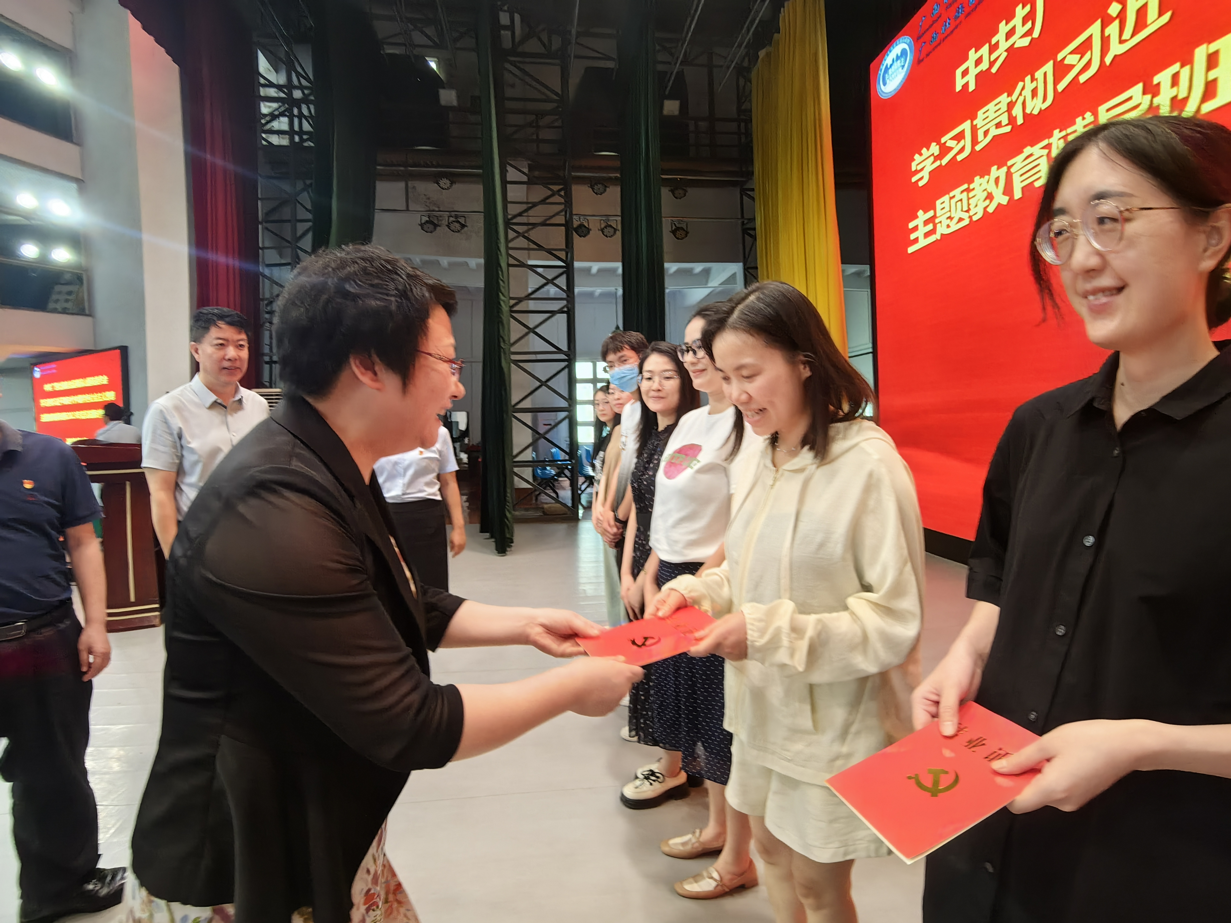 自治区南溪山医院党委举办主题教育辅导班,为临床一线专家「充电蓄能」促提升