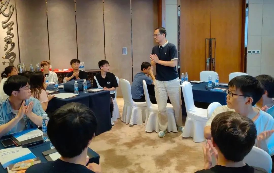 循「影」而行，向「阳」而生