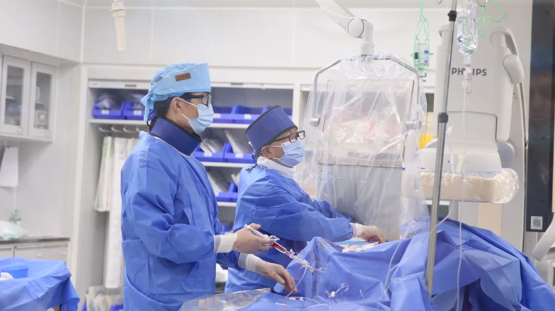 心脏血管长「石头」？重庆松山医院首例「冲击波球囊技术」打通生命通道