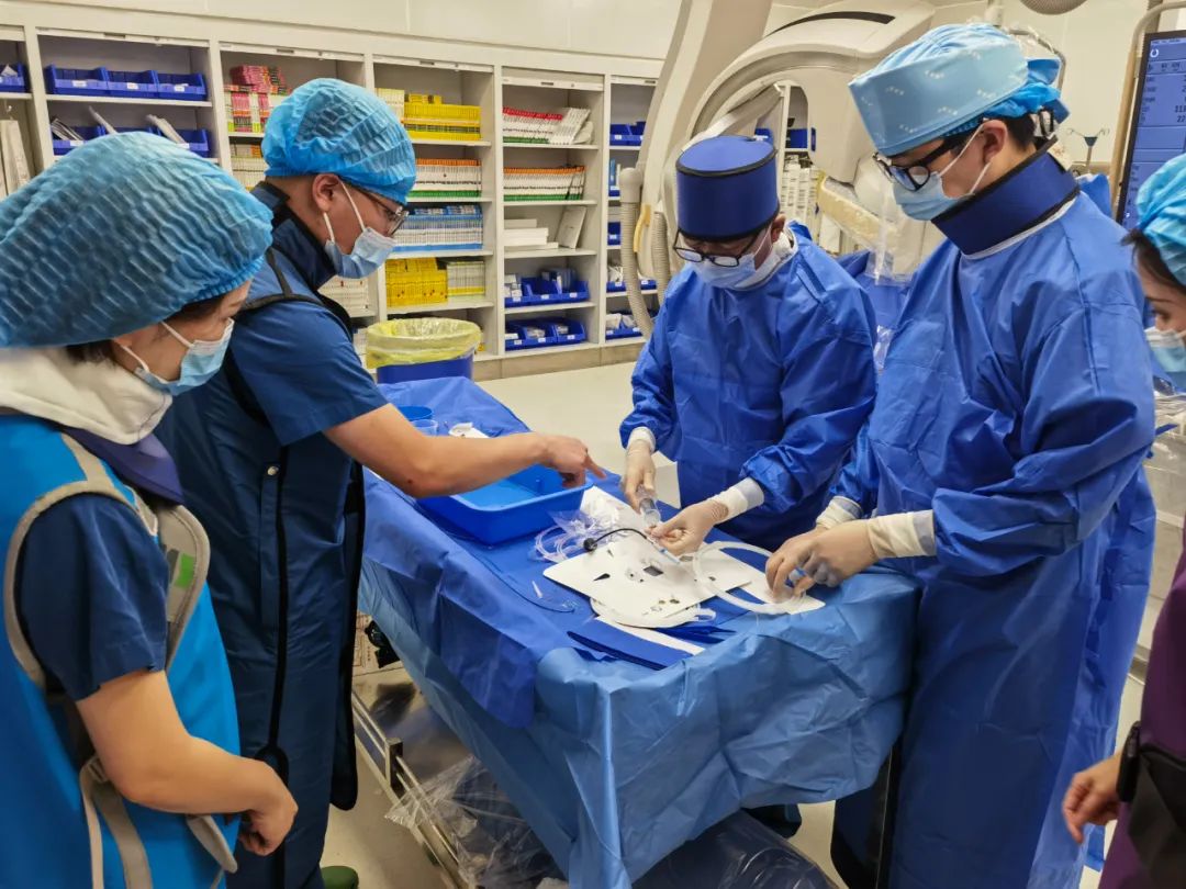 心脏血管长「石头」？重庆松山医院首例「冲击波球囊技术」打通生命通道