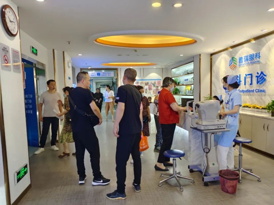 年纪大了看不清是老花眼？武汉普瑞眼科眼科医生：还有可能是白内障