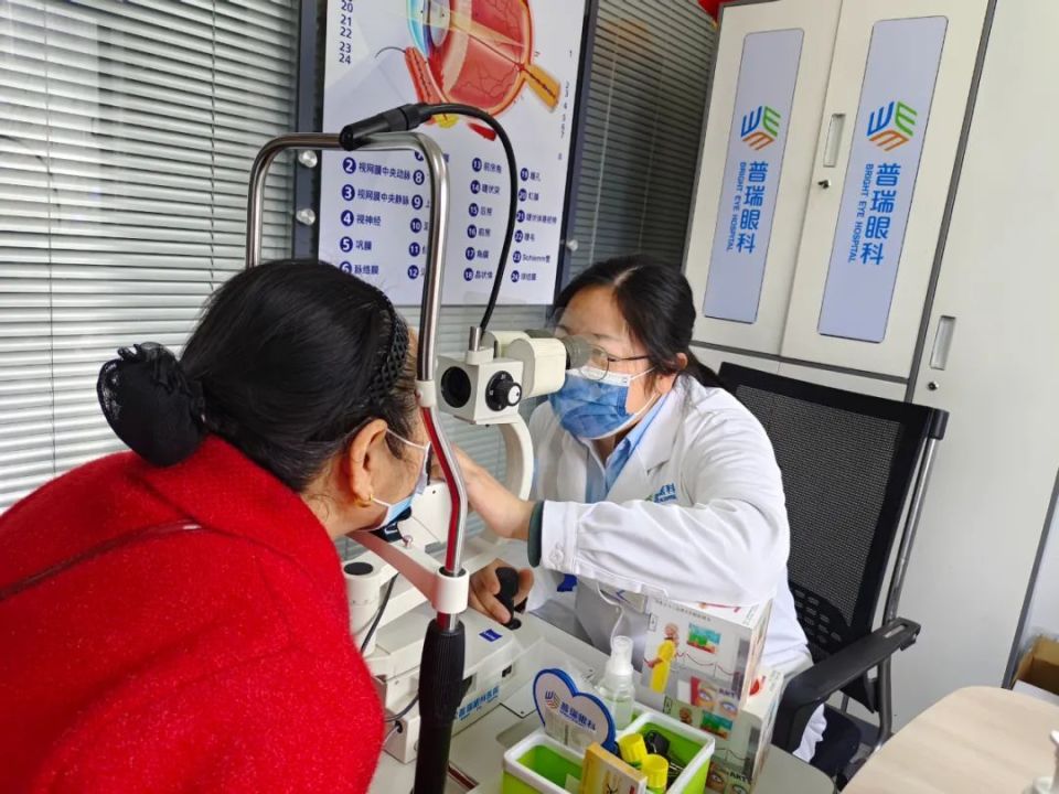 年纪大了看不清是老花眼？武汉普瑞眼科眼科医生：还有可能是白内障
