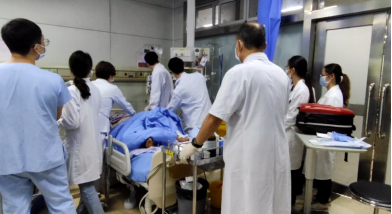 经历 13 次电除颤！罗湖医院急诊科成功抢救 31 岁心脏骤停女子