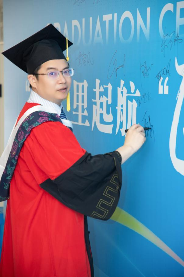 浙江大学「一带一路」国际医学院首届研究生毕业典礼隆重举行