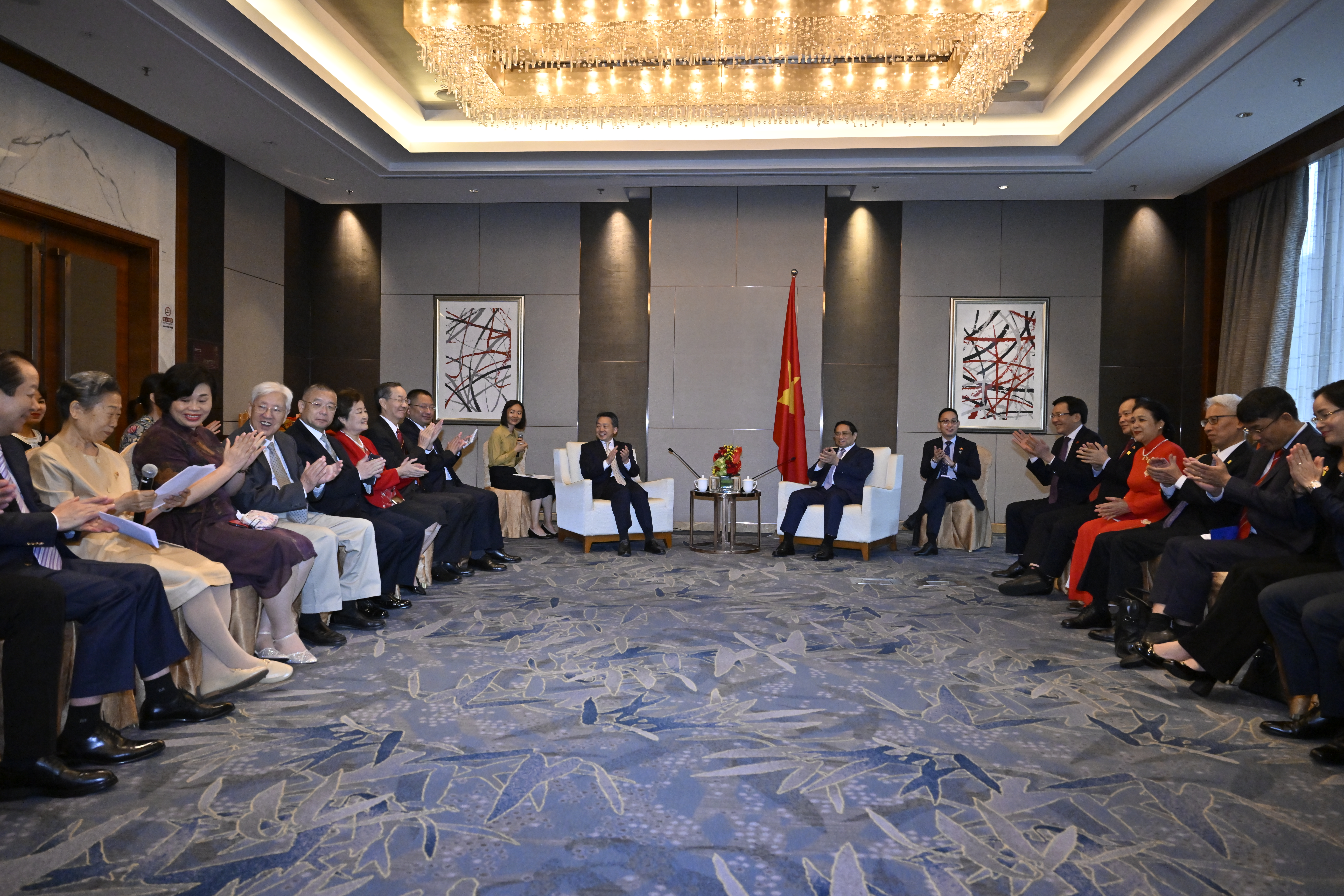 越南总理范明政在京接见南溪山医院职工代表