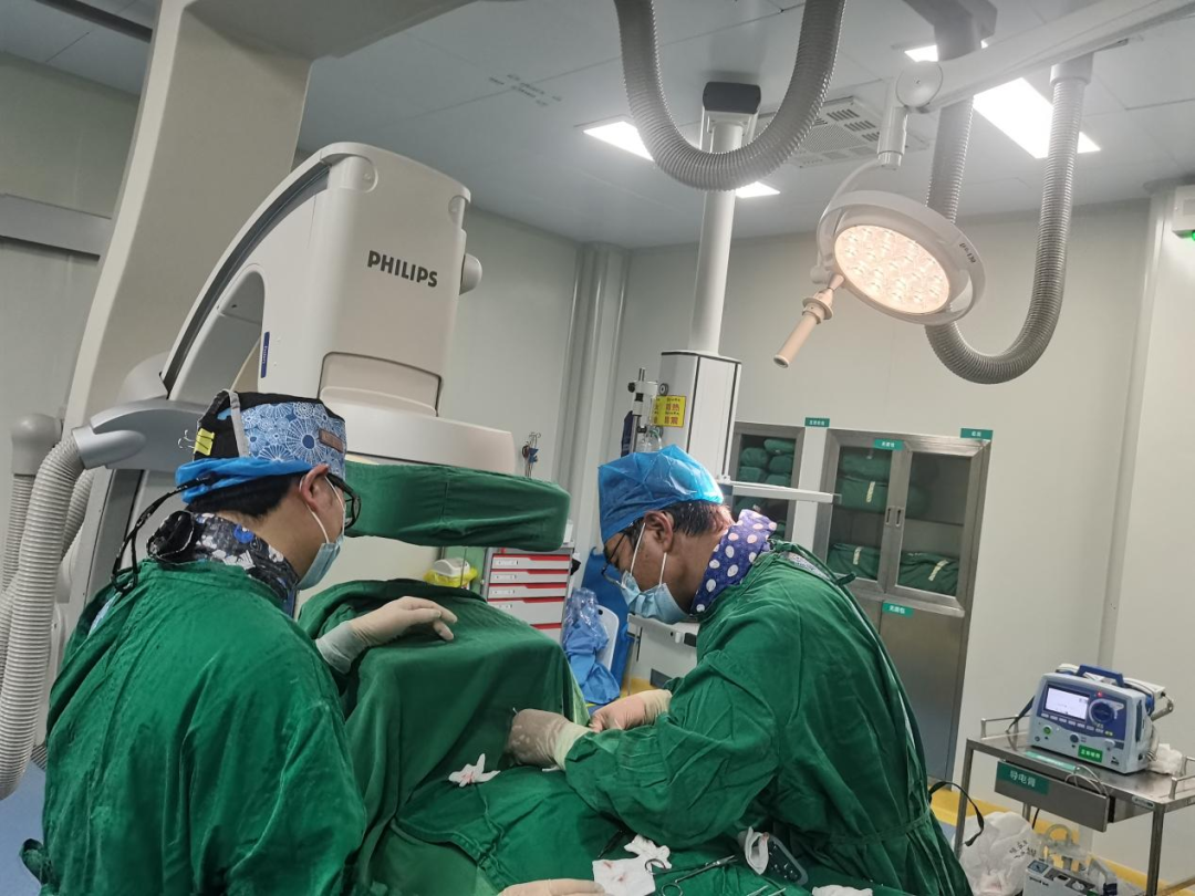 西藏阜康医院成功开展第一例永久起搏器植入术