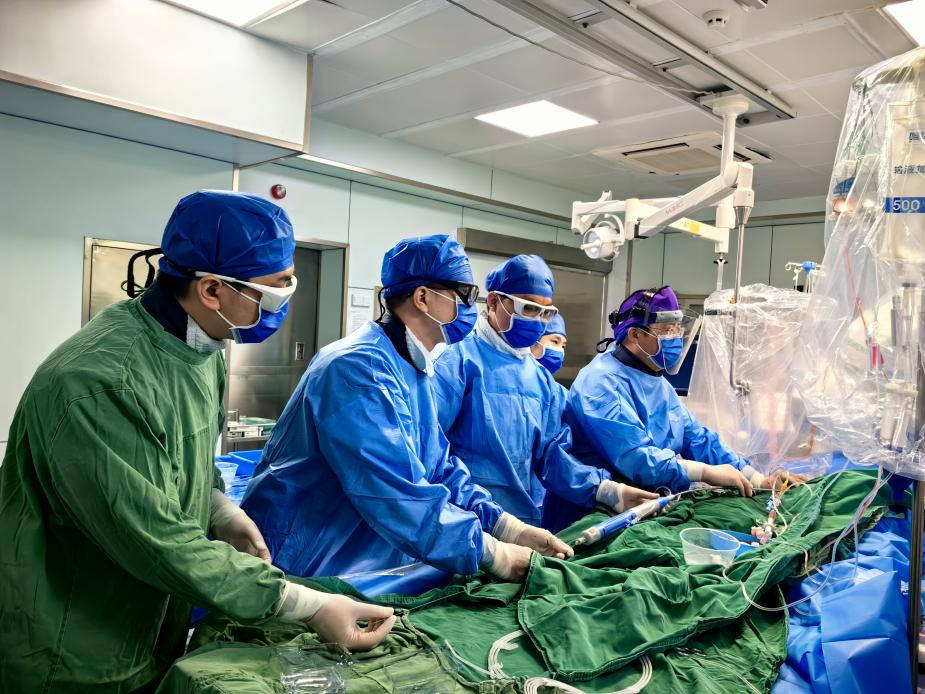 广西中医药大学一附院何贵新团队顺利完成一例极重度狭窄、三叶瓣、横位心 TAVR 手术