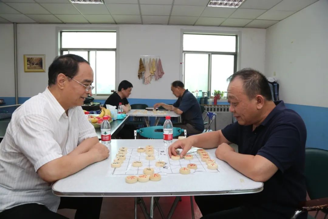 退休不褪色 红心永向党——离退休党总支开展主题教育学习交流及走访慰问活动