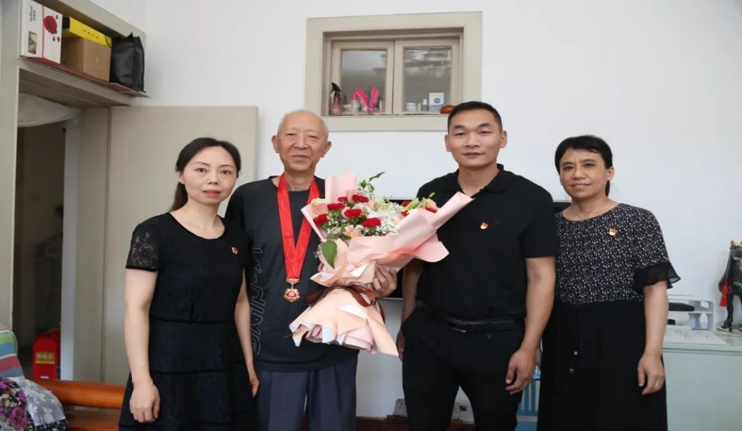 退休不褪色 红心永向党——离退休党总支开展主题教育学习交流及走访慰问活动