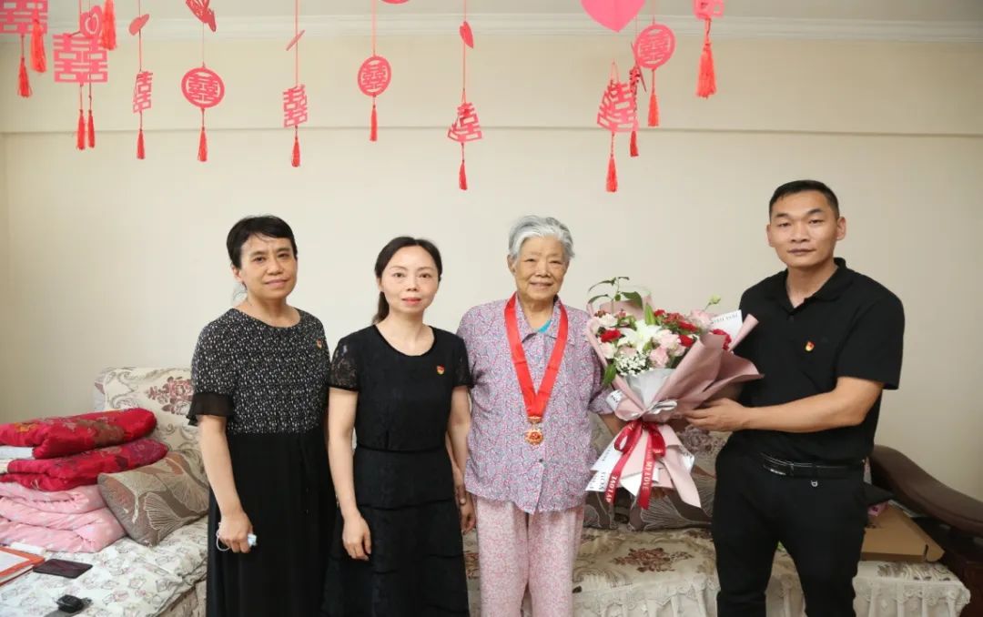 退休不褪色 红心永向党——离退休党总支开展主题教育学习交流及走访慰问活动