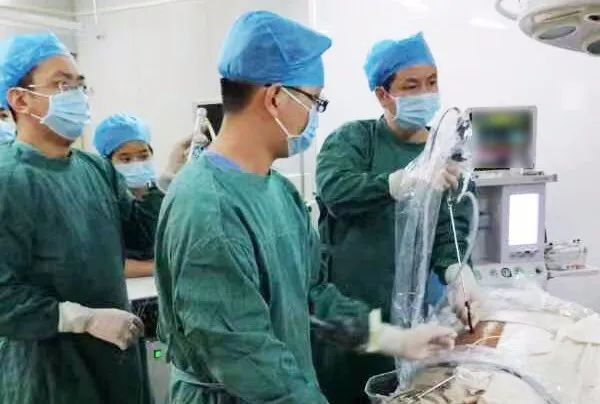 震惊！漳州 57 岁阿姨肾脏引出「臭水沟」般黑水，与死神擦肩而过