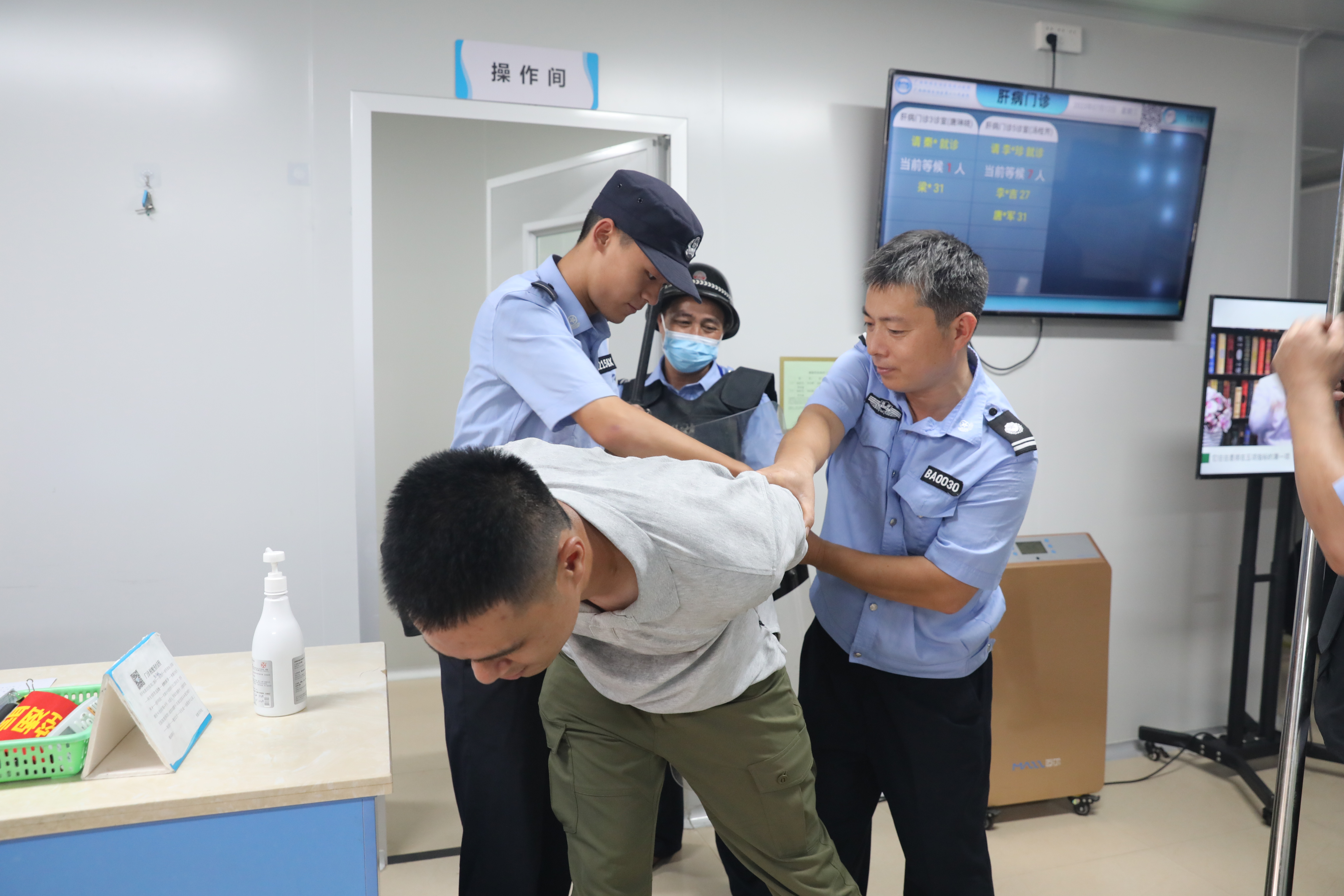 广西南溪山医院开展「警医联动」突发事件应急演练