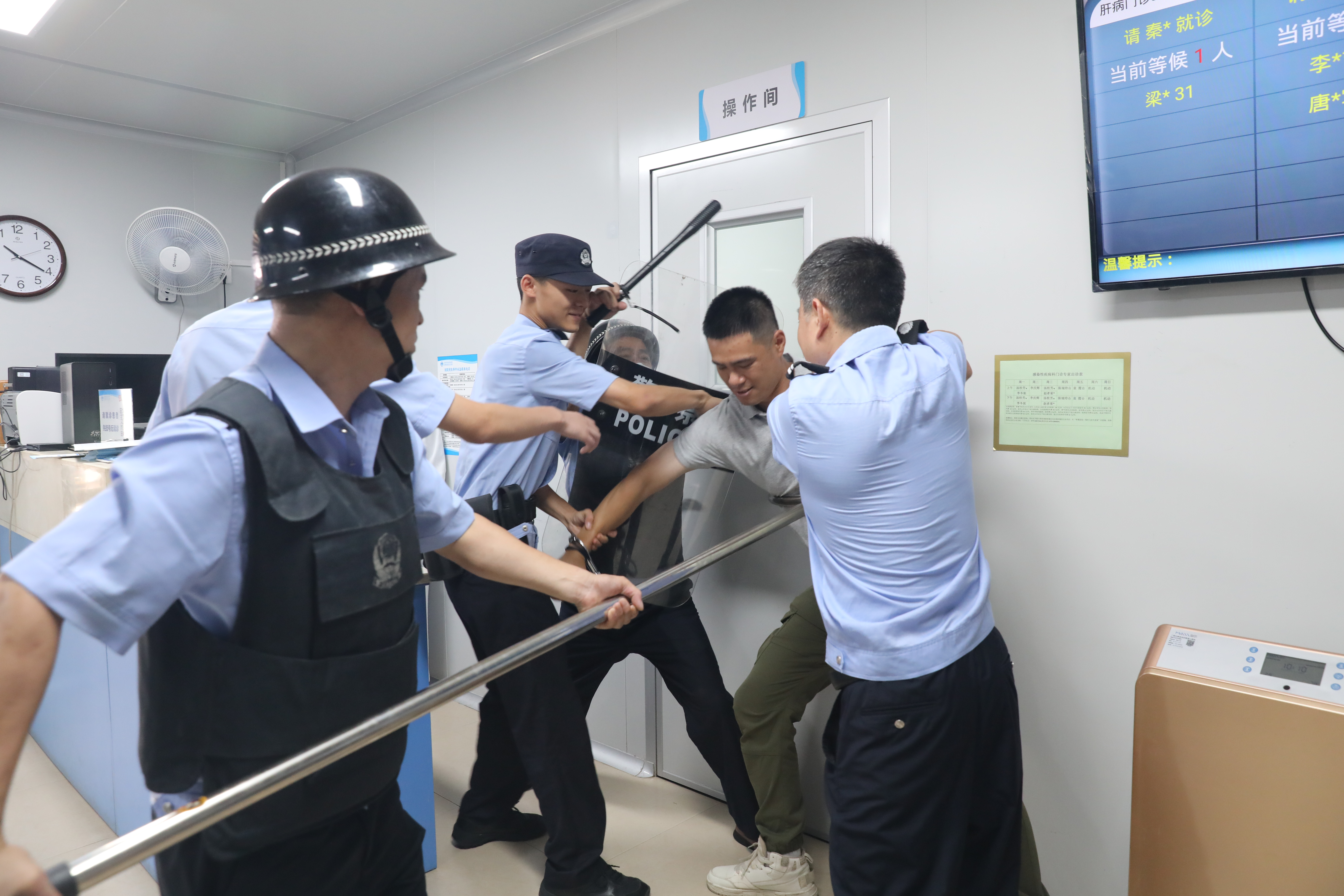 广西南溪山医院开展「警医联动」突发事件应急演练