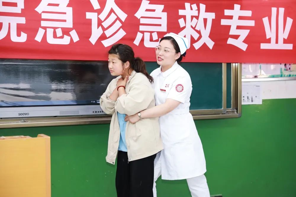 延安市中医医院行政党支部走进延安宝塔区万花学校开展「践行延安精神 宣讲中医文化」科普活动