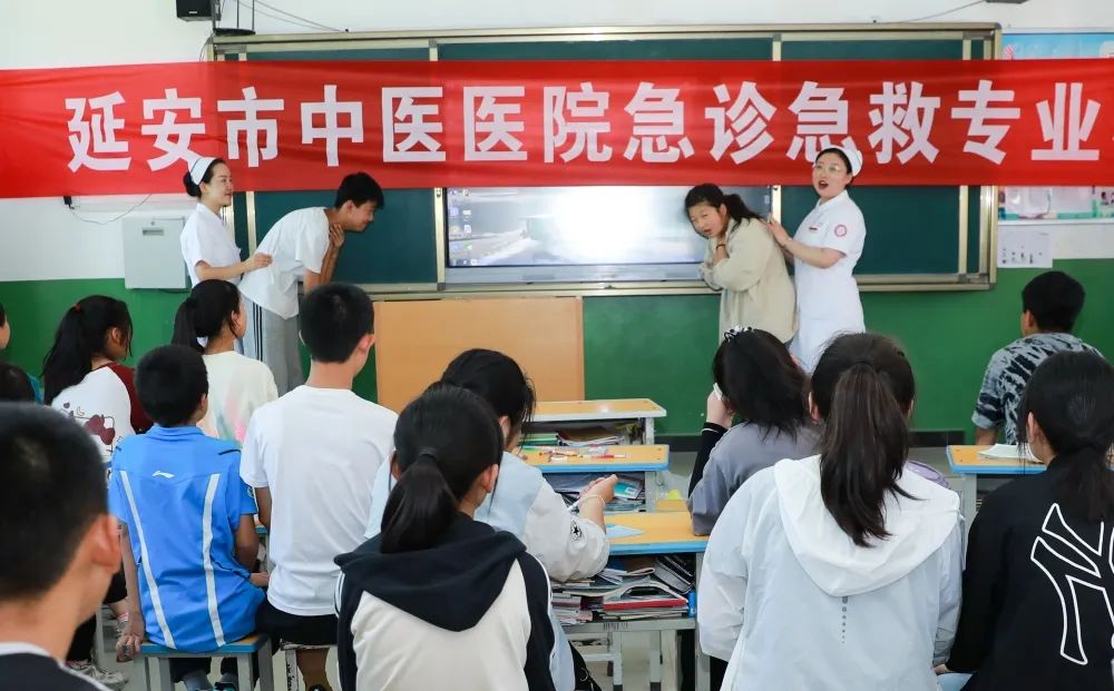 延安市中医医院行政党支部走进延安宝塔区万花学校开展「践行延安精神 宣讲中医文化」科普活动