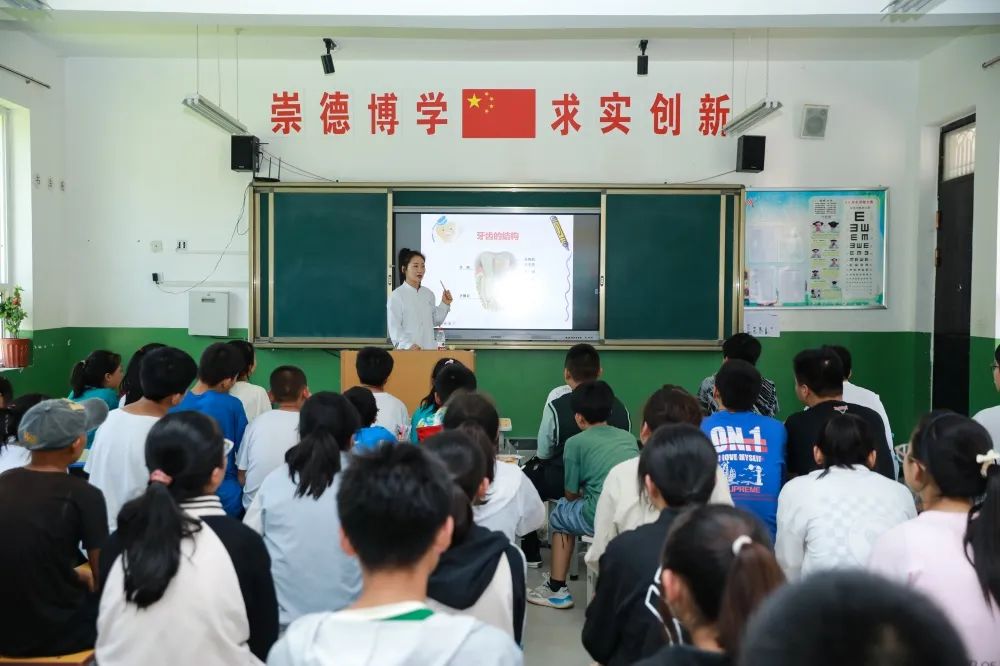 延安市中医医院行政党支部走进延安宝塔区万花学校开展「践行延安精神 宣讲中医文化」科普活动