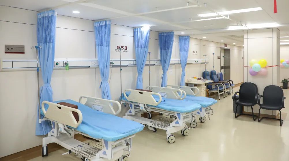 40 岁以上人群建议做肠镜，有腹痛、便血的更要查