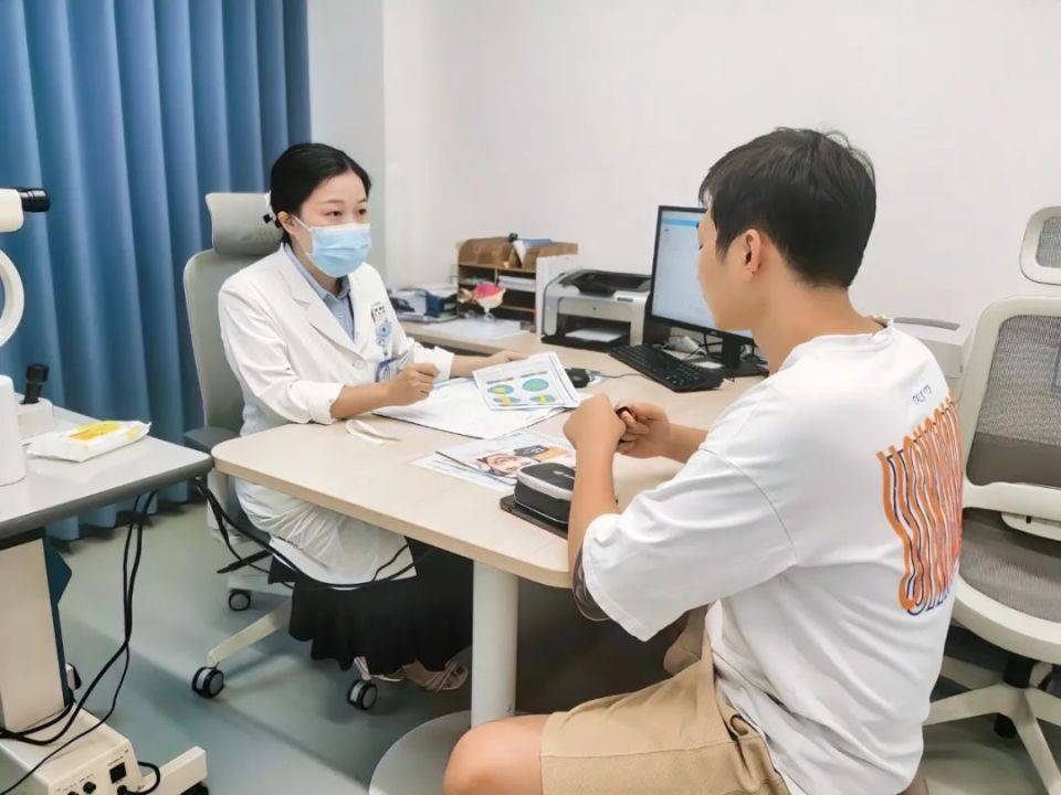 角膜薄，前房浅，为何无缘近视手术？武汉普瑞眼科医院关念主任为您讲解