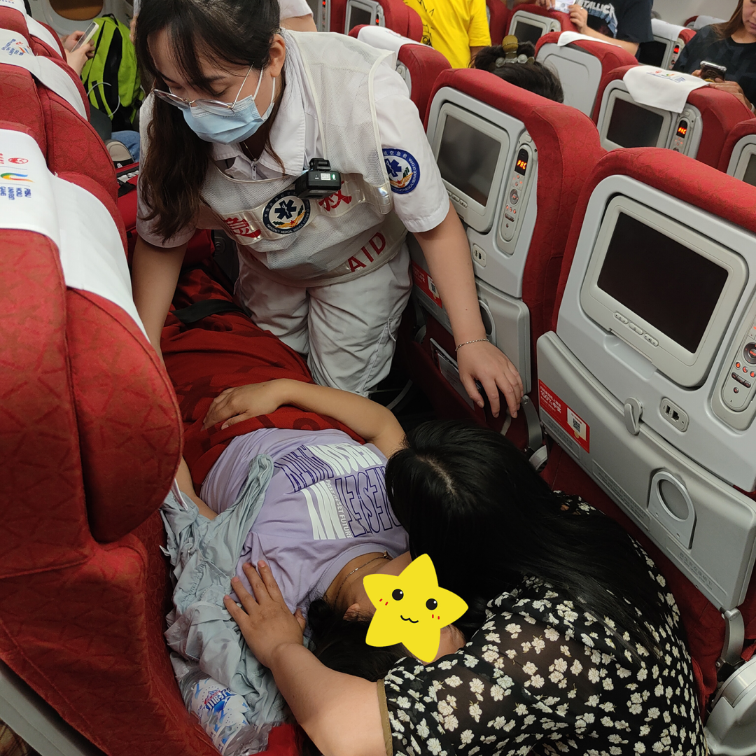 西藏阜康医院 4 名医护人员在万米高空开展紧急救援！