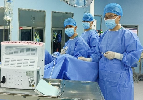 延安市中医医院(北京大学第三医院延安分院)泌尿外科救治双肾结石合并右侧输尿管结石患者