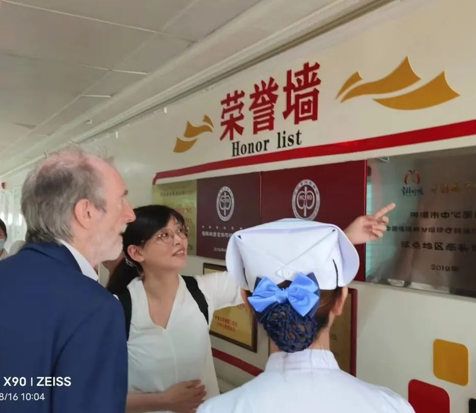 知名慢阻肺病专家、英国呼吸病学教授 Paul Jones 到湘潭市中心医院参访交流