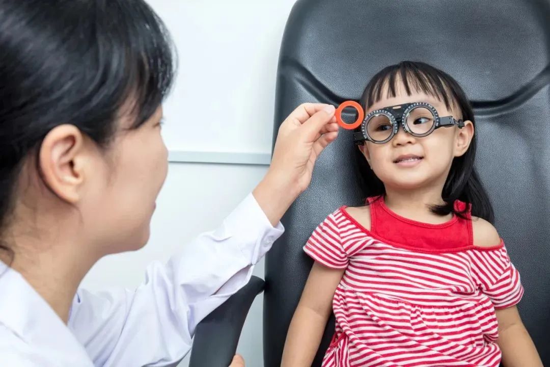 小心暑假视力「狂飙」！开学前一定要带孩子做视力检查