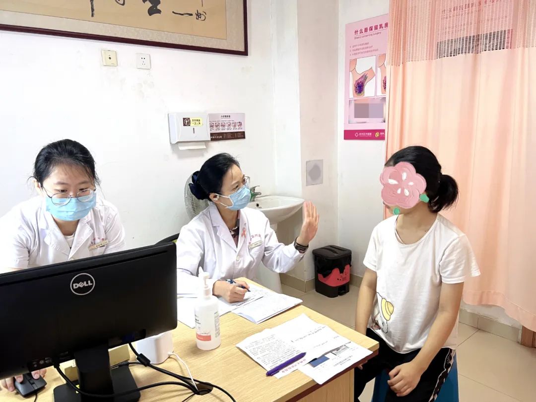 是发育还是怪病？12 岁少女一侧乳房疯狂生长！真相吓人...