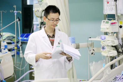 【深圳医师奖】ICU 医生余雪涛：「再试一次，生命就会以『奇迹』的方式回应你」