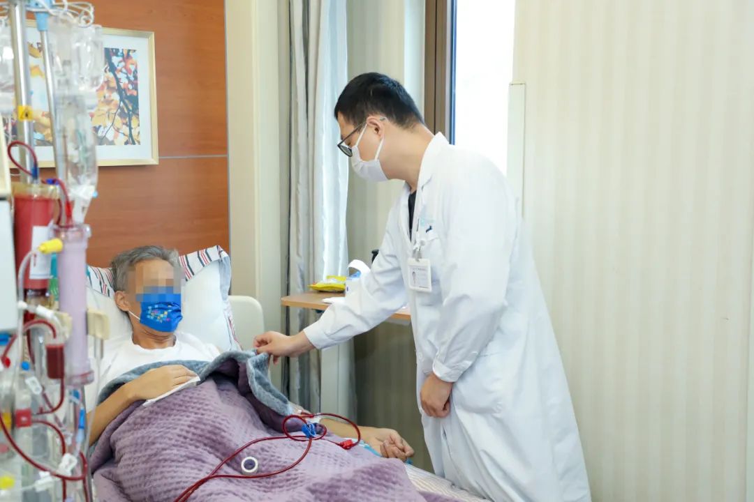 糖尿病足溃烂险截肢,上海天佑医院肾内科另辟蹊径为男子保肢