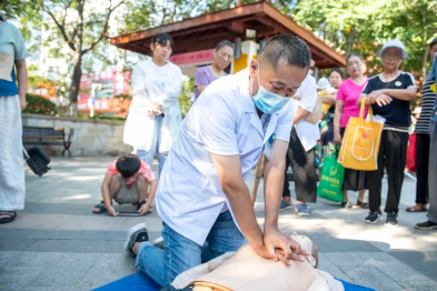 秉持医风，勇担重任——记阜阳市优秀医师许正峰
