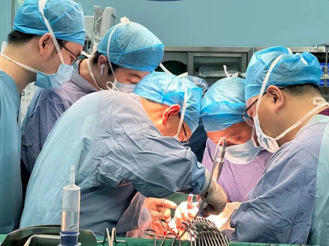 险!钢筋从右髂骨穿至腹腔!生命垂危