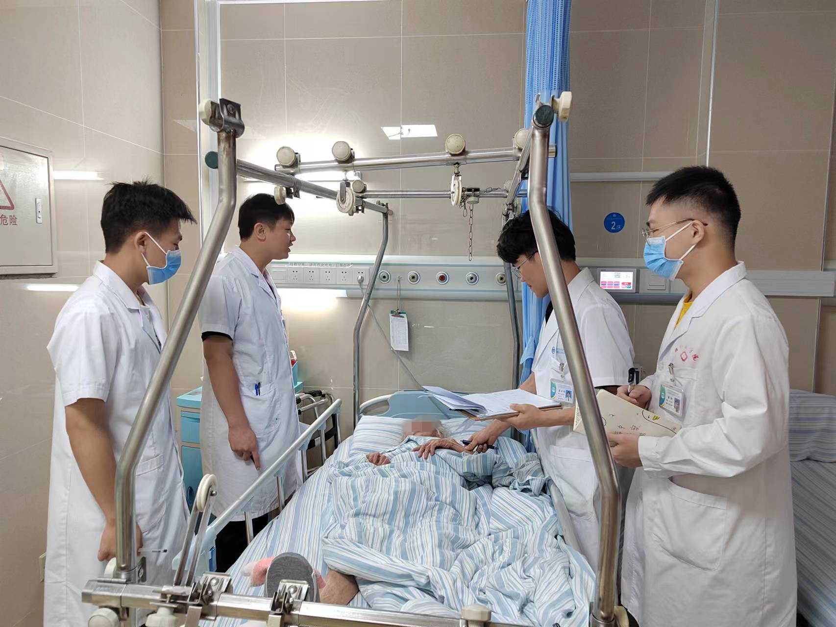 手术挑战「人生最后一次骨折」,高龄老人摔伤切忌「卧以待毙」