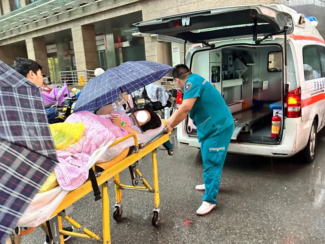 争分夺秒,郑大三附院危重孕产妇救治中心的雨夜行动