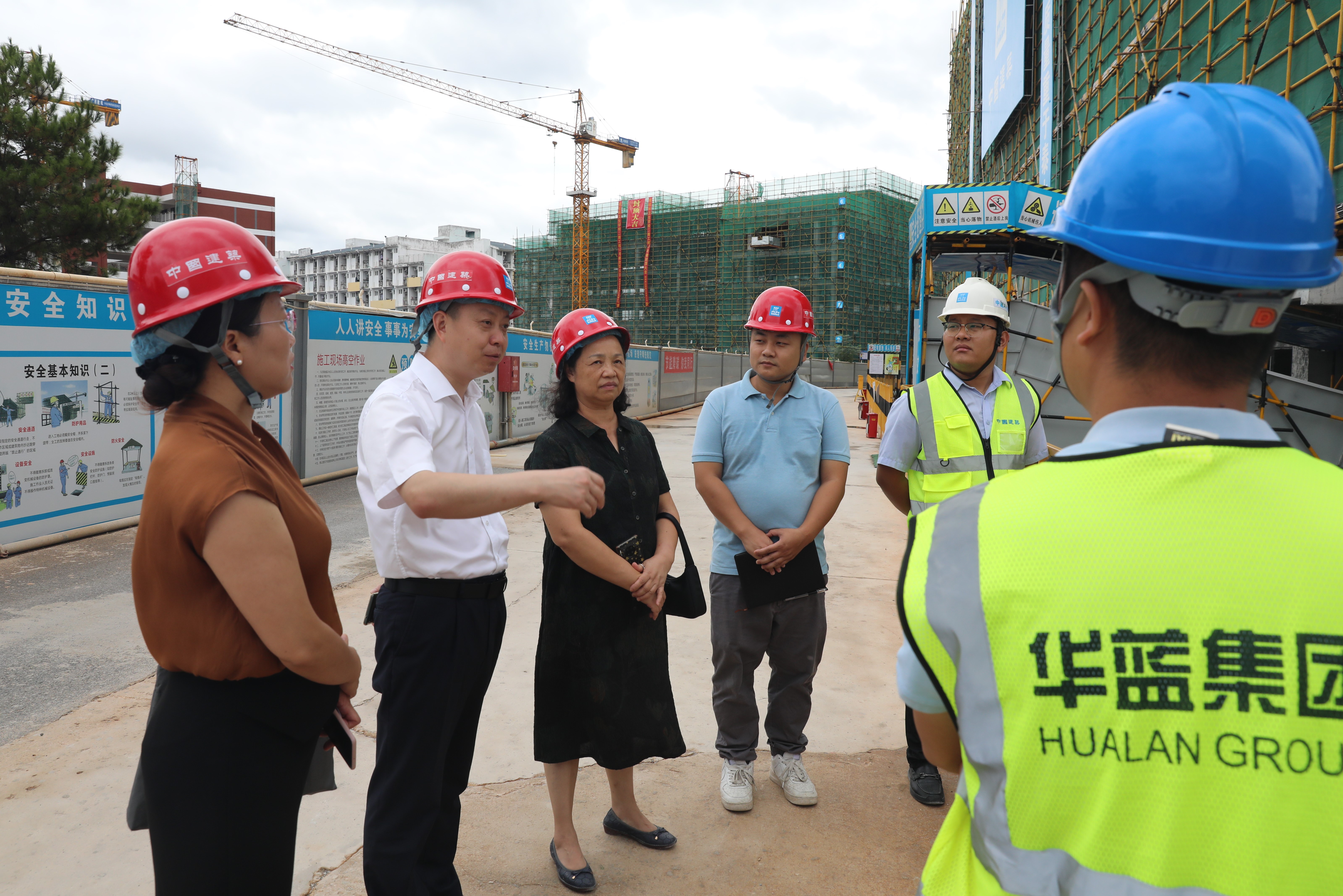 广西壮族自治区南溪山医院热烈欢迎郑毅率调研队前来实地调研