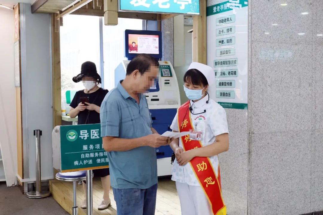 桂林医学院附属医院门诊有座「爱老亭」，为老年患者提供高效便捷服务