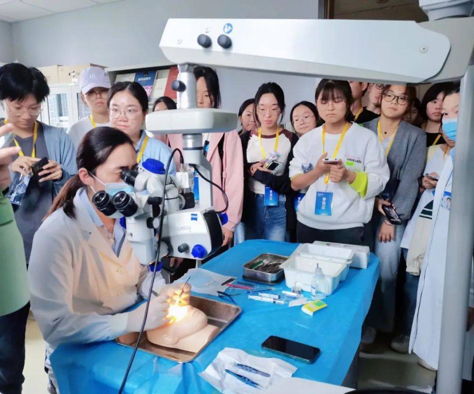 湖北科技学院 2023 级眼视光医学专业师生前来普瑞眼科医院参观学习