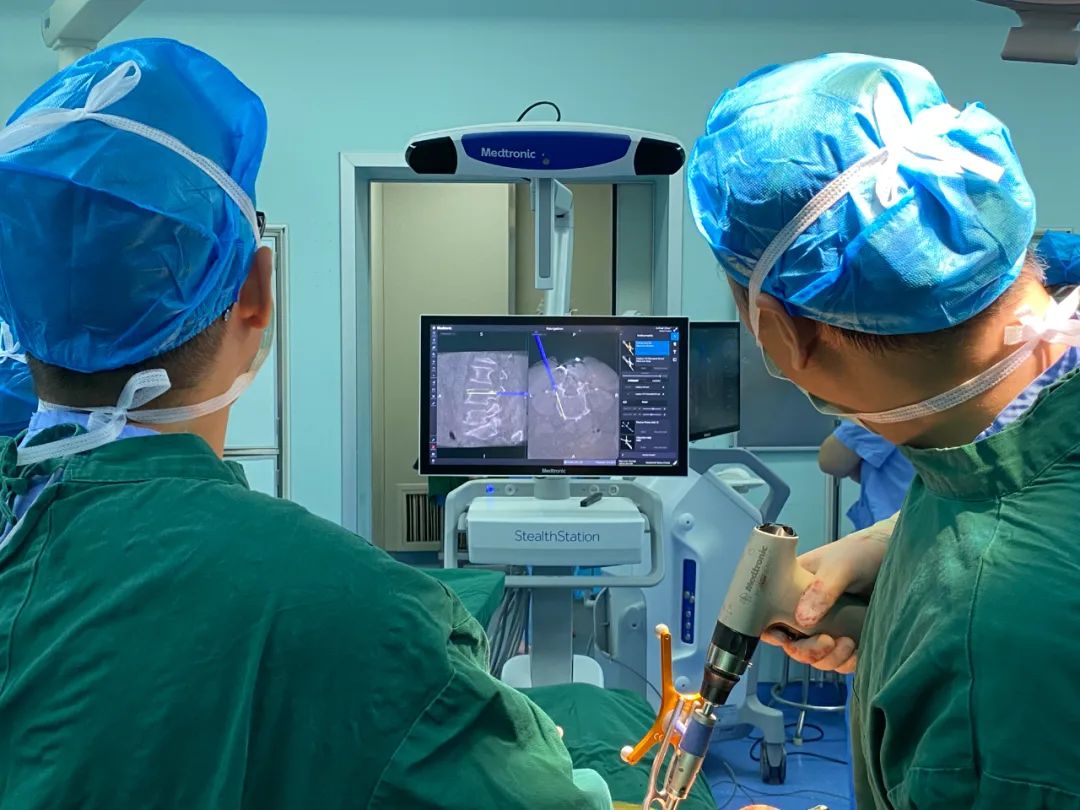 瑞康数智骨科，为腰椎骨折患者手术「撑腰」