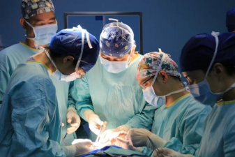 7 个小时，深圳市龙岗区人民医院这个医生团队将口水引到眼睛