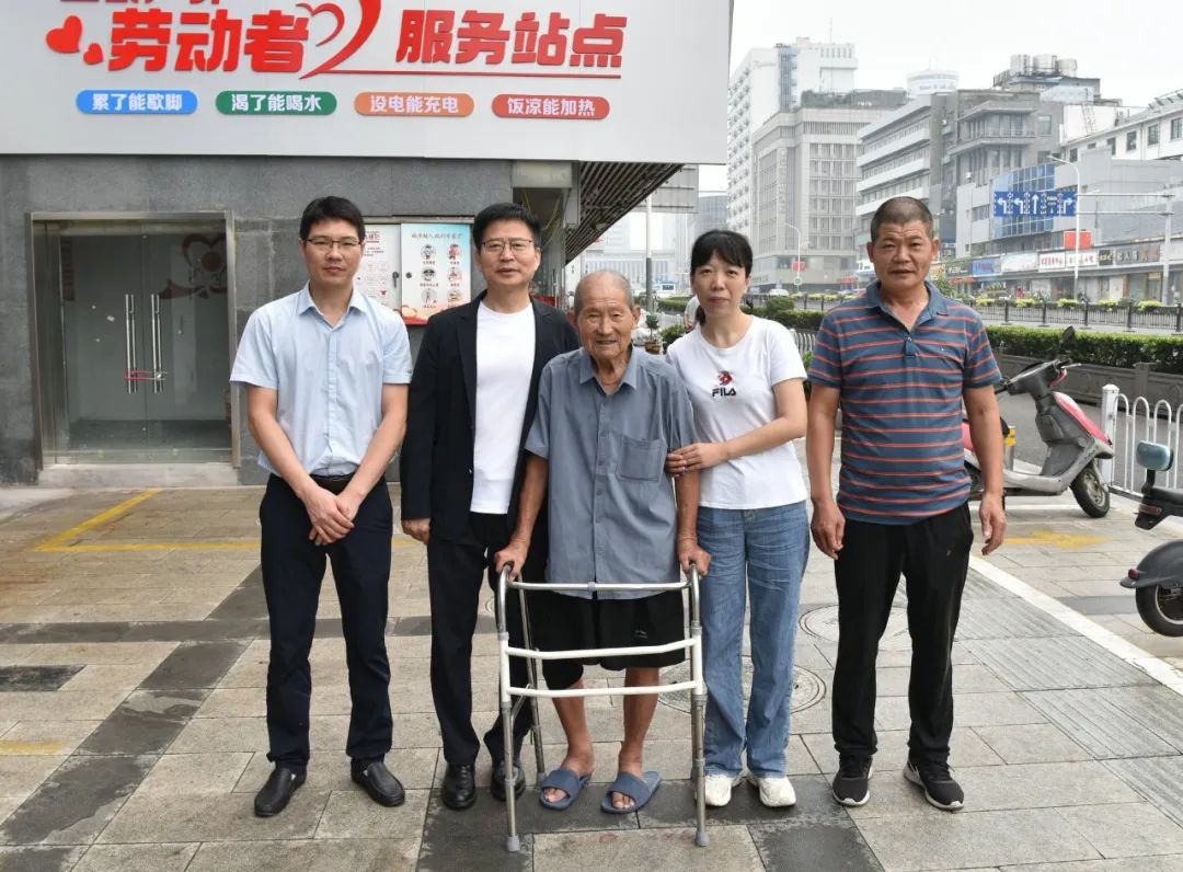 徐州仁慈医院关节外科张传开主任随访百岁老人，将仁慈关爱延续到家
