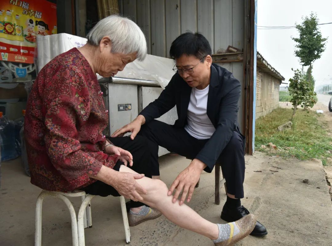 徐州仁慈医院关节外科张传开主任随访百岁老人，将仁慈关爱延续到家