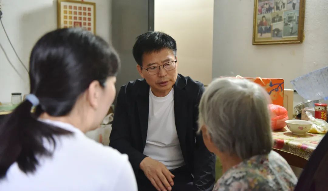 徐州仁慈医院关节外科张传开主任随访百岁老人，将仁慈关爱延续到家