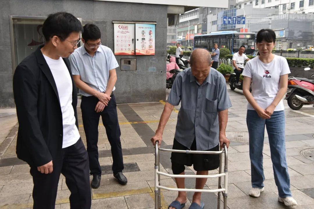 徐州仁慈医院关节外科张传开主任随访百岁老人，将仁慈关爱延续到家