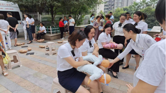 重庆松山医院走进社区开展心肺复苏、海姆立克急救法普及培训活动