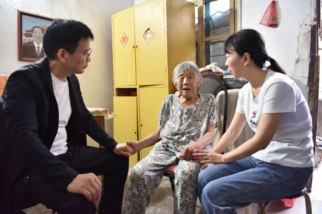 徐州仁慈医院关节外科张传开主任随访百岁老人，将仁慈关爱延续到家