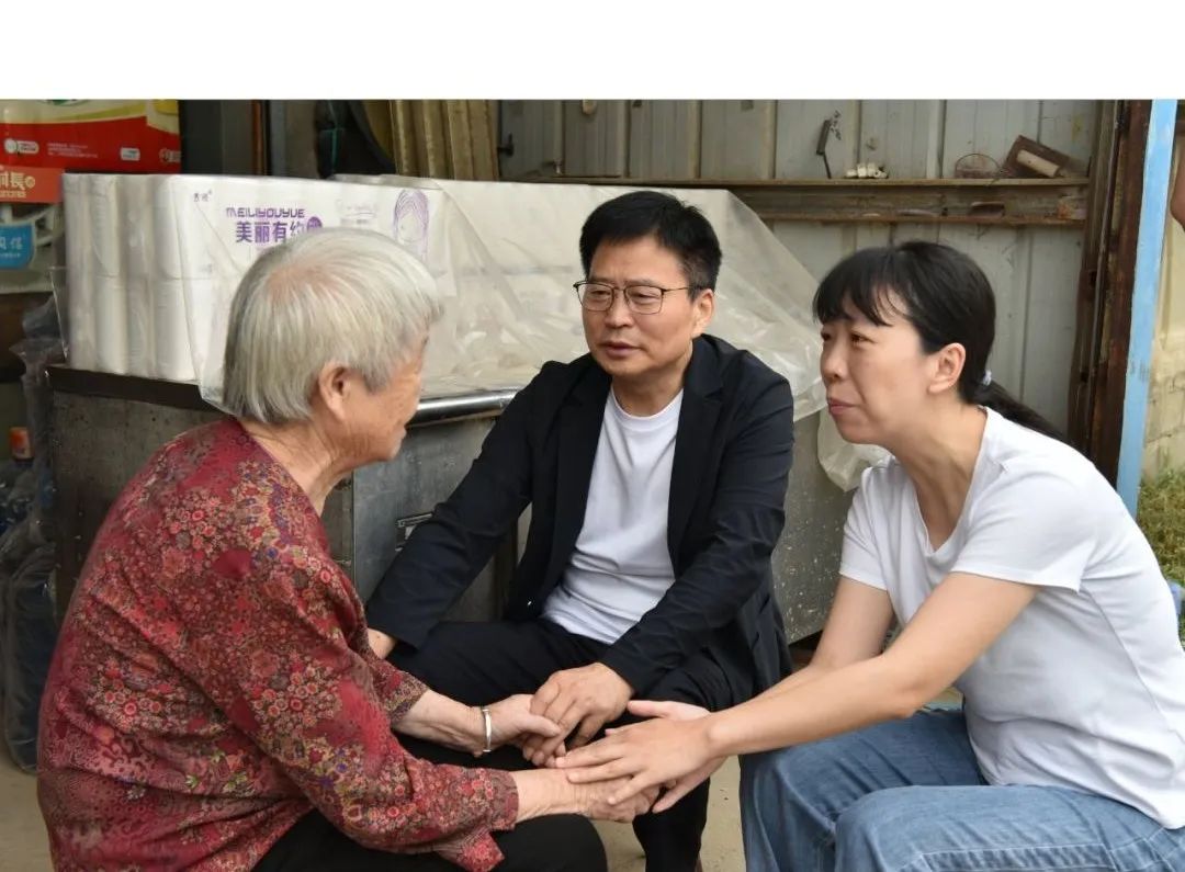 徐州仁慈医院关节外科张传开主任随访百岁老人，将仁慈关爱延续到家