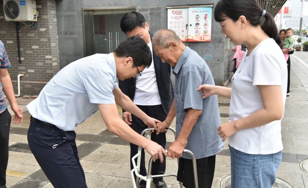 徐州仁慈医院关节外科张传开主任随访百岁老人，将仁慈关爱延续到家